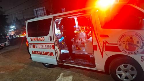 Dos policías fueron trasladados a un centro asistencial con golpes. (Foto: CVB)