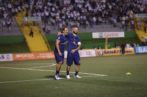 Carlos Ruiz y el "Moyo" Contreras, durante el partido de despedida del ahora exjugador de Comunicaciones. (Foto: Juan Manuel Mijangos)