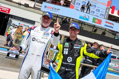Los pilotos, Andrea Galli, e Ian Rodríguez, festejan en el área de pits del autódromo francés, la victoria. (Foto: Ian Rodríguez)