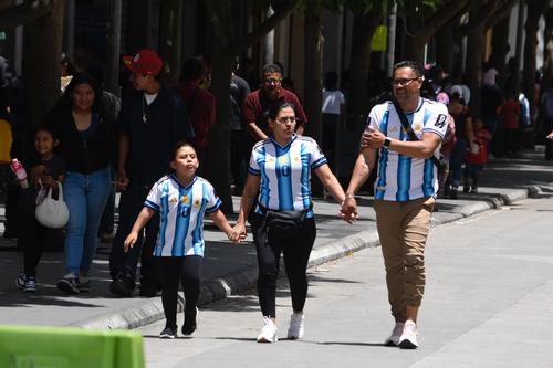 Las playeras de Argentina resaltan entre la gran cantidad de aficionados. (Foto: Edgar Pocón/Nuestro Diario)