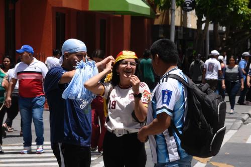 Los vendedores aprovechan para ofrecer souvenirs para los aficionados. (Foto: Edgar Pocón/Nuestro Diario)