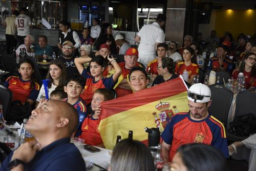 Aficionados en el Centro Español celebraron el título de la Roja. (Édgar Pocón)