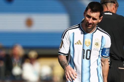 Lionel Messi apareció en pocas ocasiones en busca del gol para Argentina. (Foto: AFP)