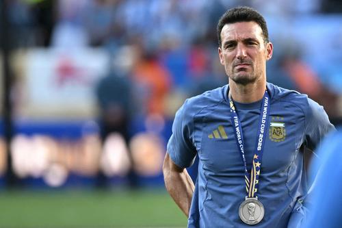 Lionel Scaloni realizó parte de sus cursos como entrenador en España, donde tuvo como profesor a Luis de la Fuente, entrenador de La Roja. (Foto: AFP)