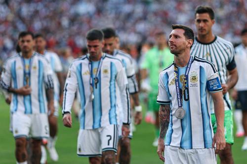 Argentina recibió 113 faltas y cometió 100. Registró 15 tarjetas amarillas, 1 roja (por doble amonestación) y 22 fueras de juego. (Foto: AFP)