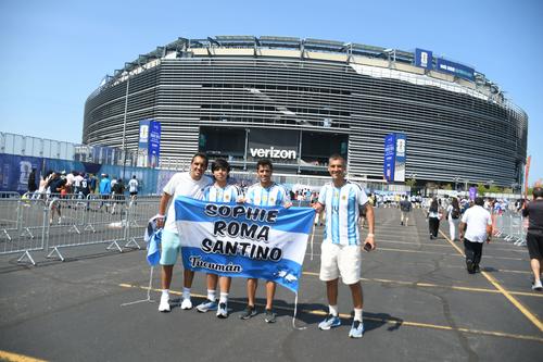 Estos aficionados llegaron desde Tucumán para apoyar a la Argentina. (Foto: Rudy Martínez)