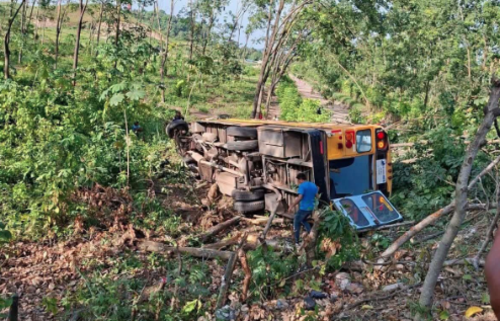 El bus terminó en una hondonada luego que el conductor perdiera el control del vehículo. (Foto: Redes Sociales)