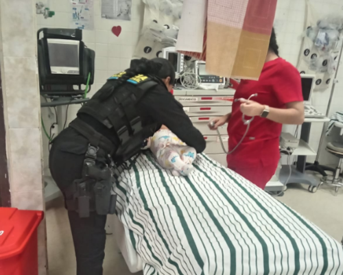 La menor fue ingresada al Hospital Nacional de Salamá para evaluar su estado de salud. (Foto: PNC)