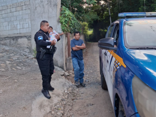 Vecinos alertaron a la policía sobre el abandono de la bebé. (Foto: PNC)