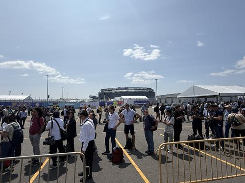 Muchos colegas de otros países manifestaron su molestia por el tiempo de espera, bajo el sol. (Foto: Pedro Pablo Mijangos)