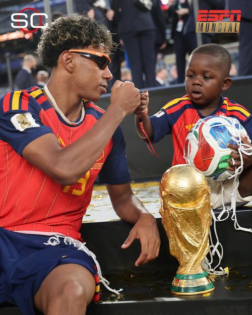 Kayne y Lamine dándose el puño mientras posan junto a la Copa del Mundo. (Foto: Redes Sociales)