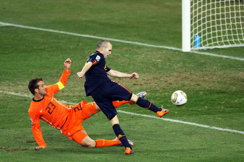Andrés Iniesta, entonces jugador del Barcelona, marcó al 116 para dale a España su primera estrella en 2010. (Foto: Getty)