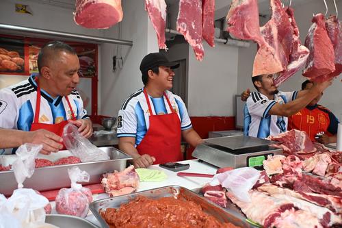 La ocasión perfecta para lucir la camiseta albiceleste y apoyar a Argentina. (Foto: José Pos)