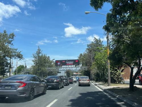 El tránsito en varios sectores de la ciudad es complicado a inmediaciones de los centros comerciales. (Foto: Fredy Hernández/Soy502)