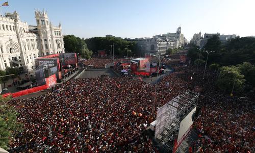 Se estima que al menos dos millones de personas salieron a las calles de la capital española para ver de cerca a los campeones. (Foto: AFP)