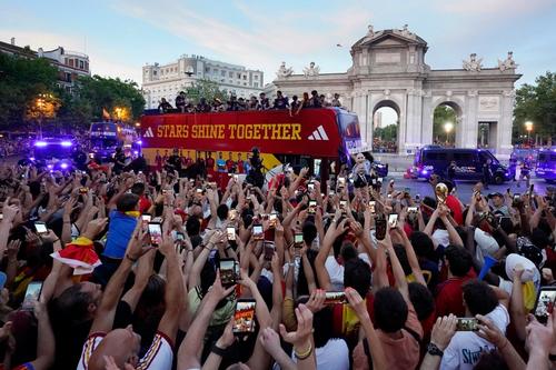 Los buses con los campeones recorrieron avenidas icónicas de Madrid hasta llegar a la Plaza de Cibeles. (Foto: AFP)