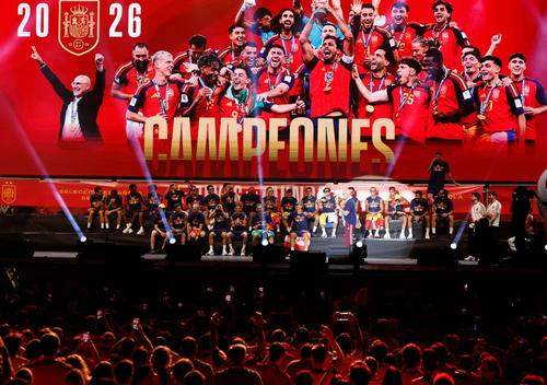 Los campeones del Mundo escucharon atentos a su técnico Luis de la Fuente, quien también se atrevió a cantar arriba del escenario. (Foto: AFP)
