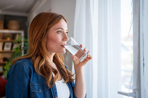Se recomienda mantenerse hidratado ante las altas temperaturas. (Foto ilustrativa: iStock)
