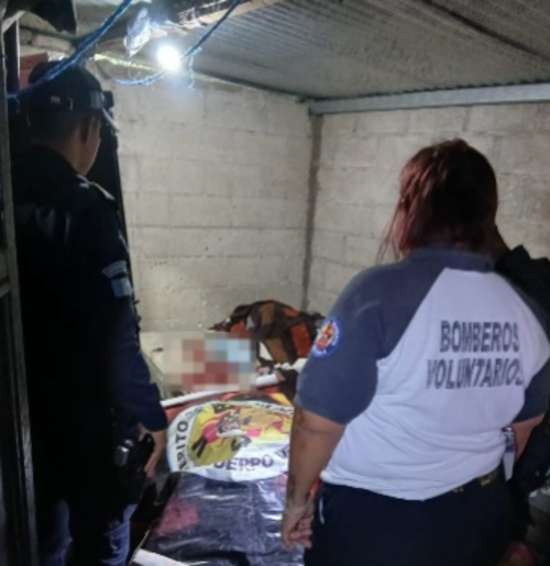 Agentes de la Policía Nacional Civil resguardan la escena en espera del Ministerio Pública. (Foto: CVB)