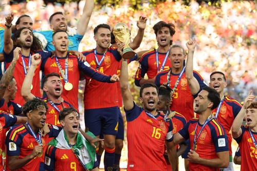 La selección española levantó la copa en el Mundial más grande de la historia, disputado por 48 selecciones. (Foto: AFP)