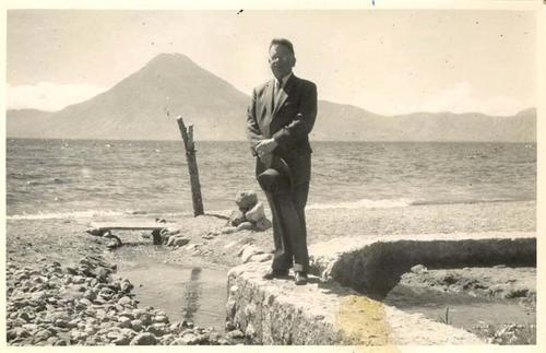 César Brañas nació en el hogar formado por el gallego Antonio Brañas Fernández y la guatemalteca Rafaela Cuevas. (Foto: FB Biblioteca César Brañas)