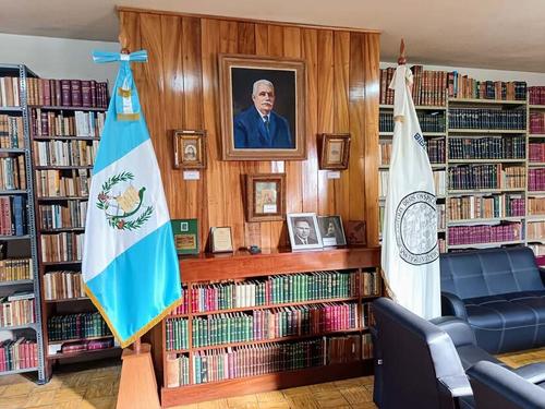 Su vivienda situada en la zona 3 capitalina fue donada a la Universidad de San Carlos y alberga la biblioteca que lleva su nombre. (Foto: FB Biblioteca César Brañas)