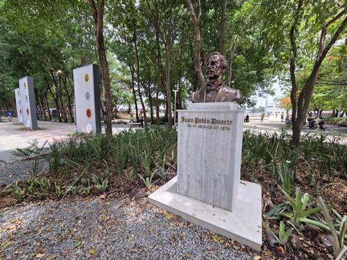 En el parque del Centro Olímpico está el busto de Juan Pablo Duarte, principal Padre de la Patria y arquitecto de la independencia de la República Dominicana. (Foto: Bernie Morales)