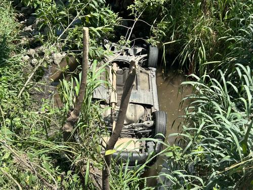 El vehículo terminó volcado en el interior de un barranco(Foto: CVB)