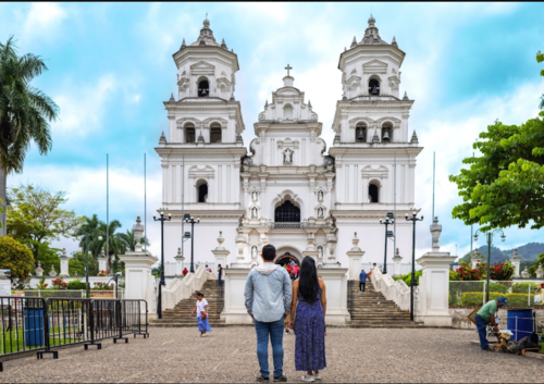 Turistas observan la Basílica Santuario del Santo Cristo Crucificado de Esquipulas, ubicada en la cabecera de Chiquimula. (Foto: INGUAT/Soy502)