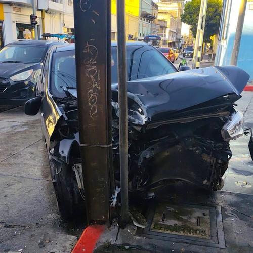 Las autoridades coordinaron el retiro del vehículo destruido. (Foto vía: Amílcar Montejo)