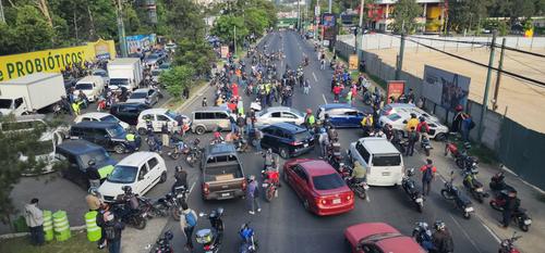 Un grupo de taxista ha bloqueado el paso. (Foto: Jorge Senté/colaborador)