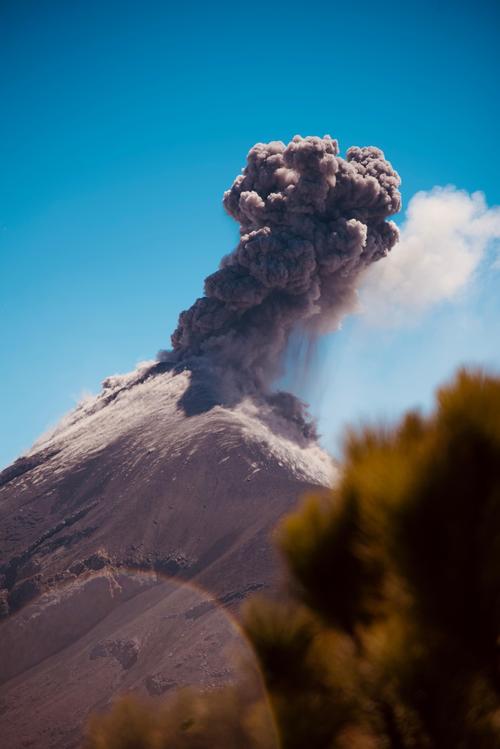 El volcán de Fuego ha mantenido su actividad tras una fuerte explosión registrada el pasado lunes. (Foto: Conred)