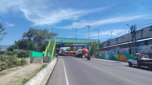 Varios buses colectivos están cruzados en ambas vías. (Foto: PMT San Miguel Petapa)