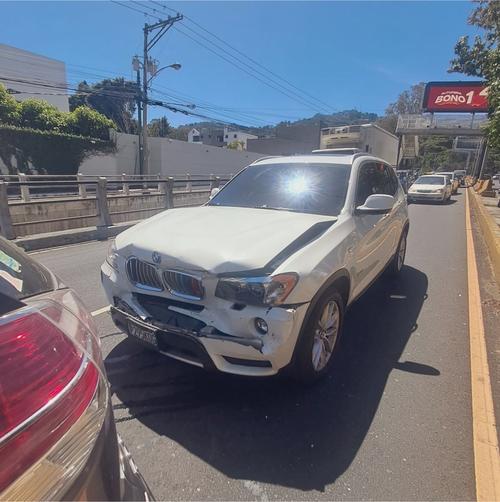 Una camioneta impactó en la parte trasera de un automóvil en el bulevar Los Próceres. (Foto vía: Amílcar Montejo)