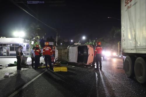 El camión volcado en el percance vial terminó volcado. (Foto: CBM)