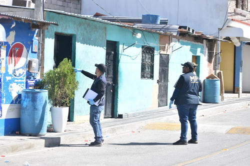 Peritos del MP recabaron evidencias en el interior de la casa. (Foto: Lorena Lorenty)