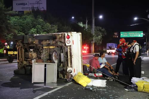Los dos tripulantes del camión resultaron con heridas leves. (Foto: CBM)
