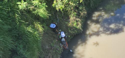 Los bomberos rescatan el cuerpo sin vida de un hombre en el río Las Vacas. (Foto: Jorge Senté/Colaborador)