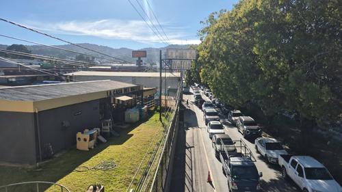 Largas colas de vehículo se han formado tras el hecho armado. (Foto: PMT San Lucas Sacatepéquez)