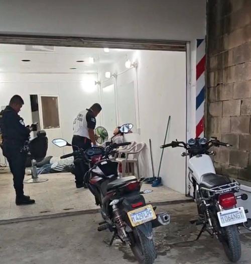 Los tres cuerpos quedaron dentro de la barbería. (Foto: Pablo Miguel)