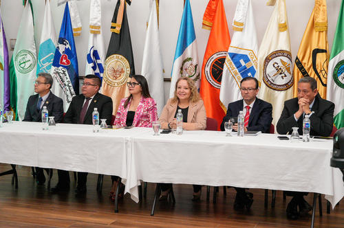 Panelistas invitados en la mesa principal del conversatorio ¿Eres o dejas de ser una persona obligada?. (Foto: Wilder López/Soy502)