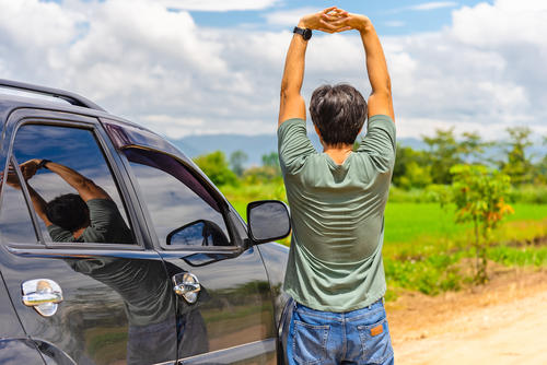 Realiza estiramientos de cuello y hombros para aliviar la tensión acumulada durante la conducción. (Foto: Shutterstock)