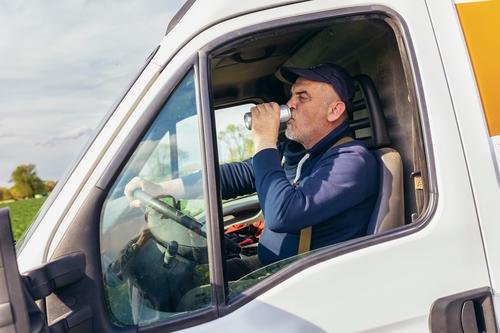 Evita el uso de bebidas energizantes para mantenerte despierto, busca opciones naturales. (Foto: Shutterstock)