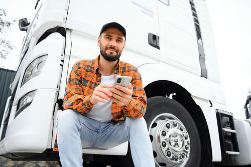 Evita el uso del celular mientras manejas, utilízalo en tu tiempo de descanso para evitar accidentes. (Foto: Shutterstock)