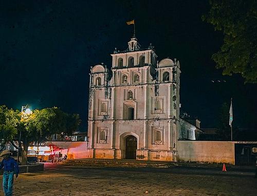 Esta es la fachada de la iglesia de San Miguel Arcángel. (Foto: Lilo_gt)