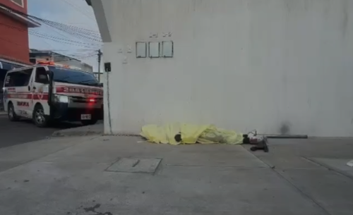 El cuerpo fue hallado sobre una acera del sector. (Foto: captura de video)