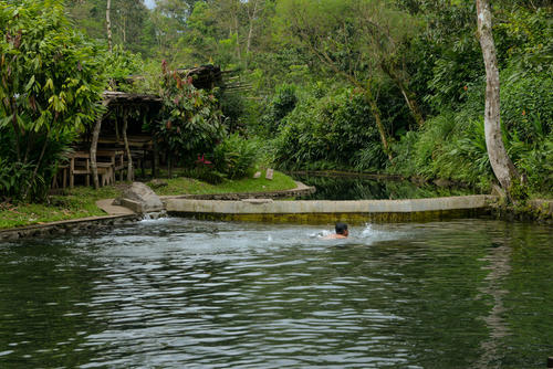 Los visitantes disfrutan de las aguas frias y cristalinas del nacimiento en el balneario San Pedrito. (Foto: Ángel Revolorio/Colaborador)