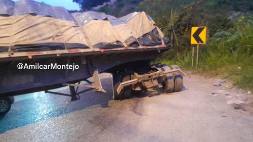Un tráiler quedó cruzado en la carretera tras sufrir fallas mecánicas. (Foto vía: Amílcar Montejo)
