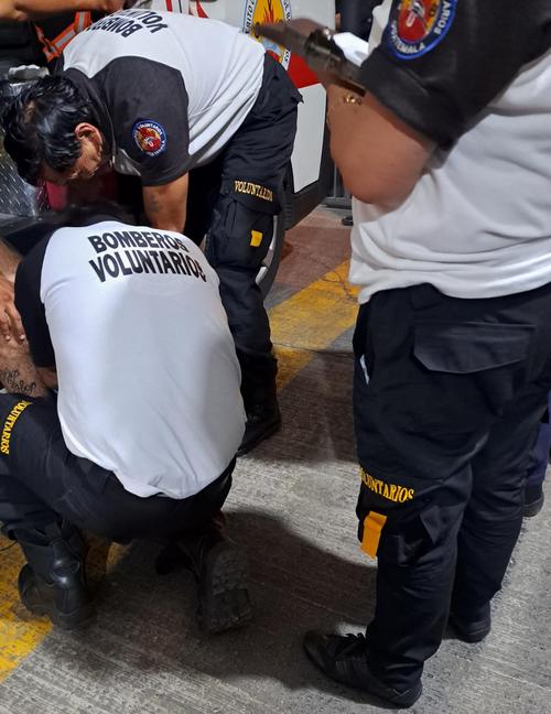 Bomberos Voluntarios trasladaron al herido al Hospital Roosevelt. (Foto: CVB)
