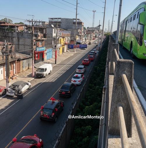 Taxistas pasaron por Cenma y avanzan por la calzada Raúl Aguilar Batres. (Foto vía: Amílcar Montejo)